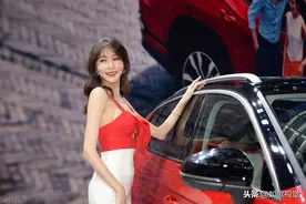 2020粤港澳大湾区车展启幕，美女车模争奇斗艳，一举一动千娇百媚图片