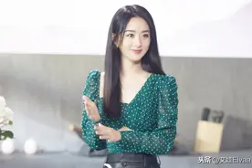 赵丽颖耍“心眼”，穿衬衣还“挖个洞”上节目照，女团身材太招摇图片