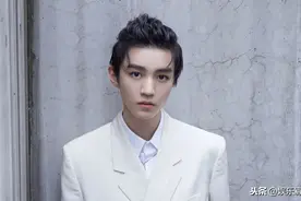 王俊凯白色西装亮相某活动，漫画小辫发型一展率性少年的摩登魅力图片