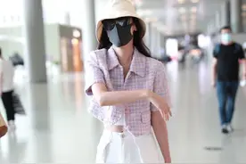 袁冰妍粉色毛呢夹克外套，搭配白色的长裤，一袭穿搭很清新自然图片