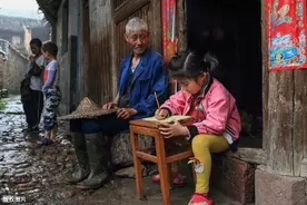 7岁女孩，确诊自闭症，医生告知病因，父母崩溃：是我们害了孩子图片