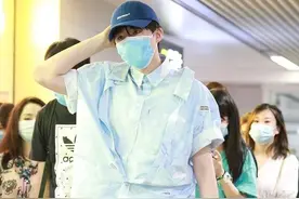 30岁刘宇宁化身运动boy，假两件衬衫+工装裤，清新帅气时尚感满分图片