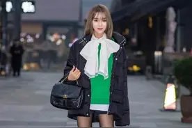 挑战常规！黑丝袜太有魅力了，这样穿一点不庸俗，赚足回头率图片