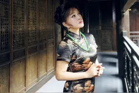 64岁刘晓庆韵味不减！盘发旗袍配翡翠很有民国范儿，复古又高级图片
