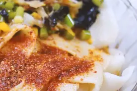 陕西传统特色面食-油泼裤带面，口感爽滑，香辣劲道蹲着吃更地道图片