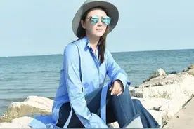 张雨绮国外度假真会穿，蓝色衬衫配喇叭裤又飒又美，年轻10岁图片