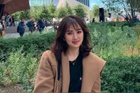 任正非22岁女儿近照曝光！身材高挑长腿吸睛，高颜值获赞最美千金图片