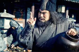 刘关张三人是塑料兄弟情？张飞坑刘备，而刘备的决定害死了关羽图片