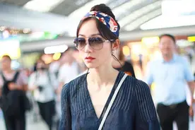 韩雪真适合绑发带，V领上衣配半身裙走机场，出众气质果然很重要图片