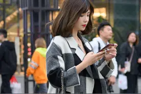 一个撩发的动作尽显妩媚，你喜欢哪一个？图片