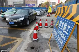 擅自占用城市绿地，西安未央金茂府项目部被处罚了，限期恢复原貌图片