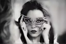 穷人不是最苦的，真正凄惨的是活在社会“标配”里的人图片