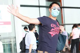 越来越会穿了！蔡国庆穿着深蓝色的印字短T，搭配卡其色裤子图片