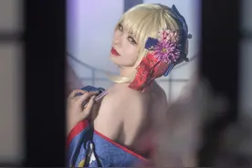 FGO阿尔托莉雅COS，镜中背影太美，脚上红绳谁能解？图片