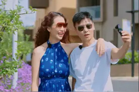 蔡少芬携老公出游太会穿，蓝色挂脖连衣裙气质惊艳，哪像3娃妈图片