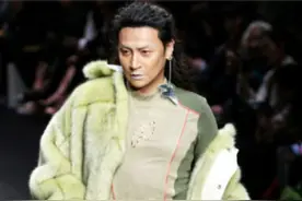 拍戏遭火烧毁容，身中奇葩造型的"剧毒"，"帅帅虎"陈志朋如今这样图片