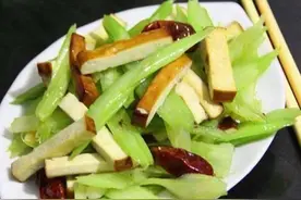 美食推荐：低脂家常菜，芹菜香干的十几种做法，10分钟就能搞定图片