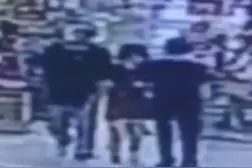 男生踹倒猥亵逃跑男子被刑拘，对方摔伤索赔20万，17岁女生回应遭袭胸：民警调解签协议不清楚他为何反悔图片