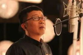 被“两只蝴蝶”改变命运的庞龙，如今怎么样了？图片