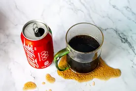 可口可乐凭啥被称之为肥宅快乐水？它又为啥要做成焦糖色？图片