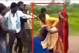 被怀疑有外遇，印度女子身背丈夫游街，亲戚举棍棒打图片