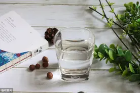缺水会影响身体健康，血压高的人，3种水尽量不喝图片