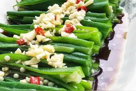 白灼秋葵，营养鲜嫩又开胃，做法超简单的家常菜，5分钟就能做好图片