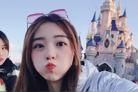 清纯美女解说 余霜图片