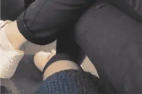 抖音“丝袜美女”火了，不停往上拉衣服，网友：你男友的压力真大图片