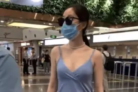 蒋梦婕穿无痕睡衣裙走机场，生图下的她身材太糟糕，网友：排骨精图片