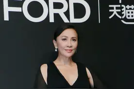 55岁刘嘉玲太敢穿，黑色深V礼服配薄纱披肩，丰盈身段真撩人图片