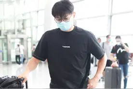 吴奇隆现身打破发福传言，黑色短袖搭配牛仔短裤，依旧很帅气图片