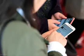 教你点开微信右上角的“+”号，除了扫码识物，还隐藏一个扫描仪图片