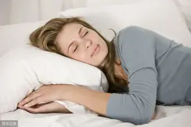 50岁了，每天11点睡，早晨5点多醒正常吗？来看看医生的专业分析图片