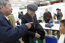 苏文茂拿杨少华“砸挂”图片
