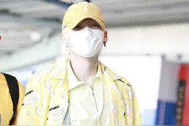 朱星杰一袭黄色短袖化身“小柠檬”，棒球帽可爱让人喜欢图片