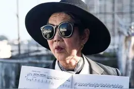 有个会拍照的孙女真好！82岁奶奶变时尚icon，逛菜场还有人求合影图片