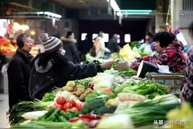 当北方人走进南方菜市场，被热情到了，直呼：这才是买菜的快乐图片