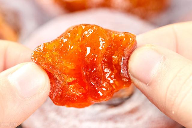 这种水果你吃过吗，绵软能用吸管嘬，其中良品晒干晾制后还有流心