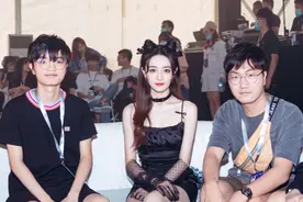 徐璐换了风格够惹眼，细肩窄腰穿吊带小黑裙，配双长靴腿型好优美图片