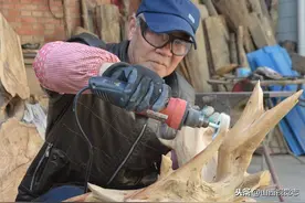 农家院里的根雕艺人 让枯木变身艺术作品图片