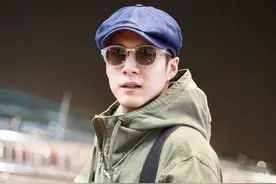 韩东君现身机场 穿连帽夹克搭工装裤，戴上复古鸭舌帽气质好图片