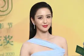 百花奖闭幕有爱瞬间：杨紫险滑倒黄晓明救美，佟丽娅获王俊凯搀扶图片