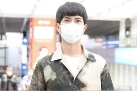 于朦胧现身机场，顺毛发型变身乖乖仔，大长腿艺术范十足图片