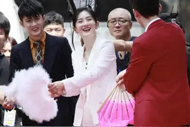 谢娜这身水钻西服套装真好看！白色背心+亮片高跟鞋，干练利落图片