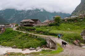 庐山沓嶂浮云卷，飘过峭崖成洞仙（这个太婆是九零后）图片