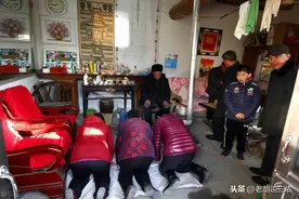 大年初一拜年：别给父母鞠躬和拱手，要给父母磕头图片