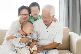 不想给子女带娃，如何拒绝才不落埋怨？这几位老人的方式很高明图片
