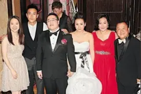 曾志伟走出丧妻之痛？与靓女跳舞配合默契，笑容满面很喜庆图片