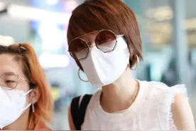 离婚后的马伊琍春风得意，简单白衬衫配蕾丝薄纱，机场大秀好衣品图片